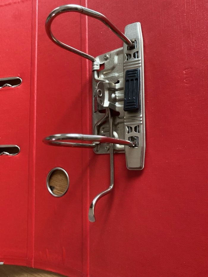 Classeur rouge à levier A4 avec renforts - photo numéro 4