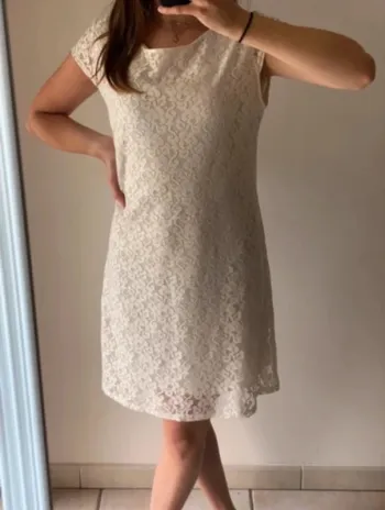 Robe blanche en dentelle