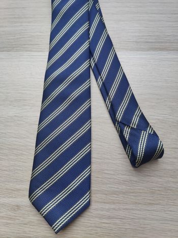 Cravate bleue marine liserés dorés jaunes 