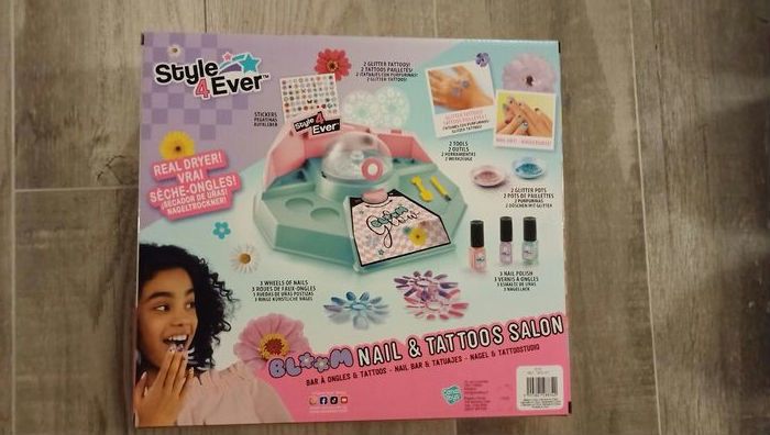 Bar à ongle Bloom nail & tattoos salon NEUF