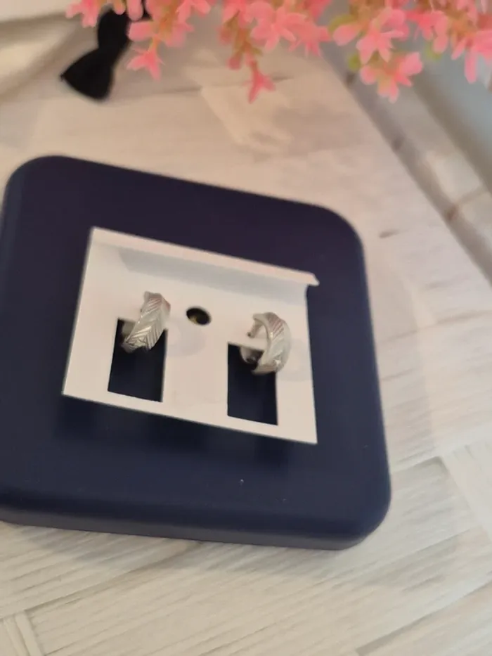 💕Jolie Boucles d'oreilles créoles femme Fossil - Design chevrons argenté 💕 - photo numéro 4