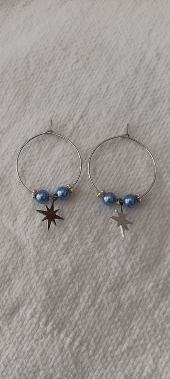 Créoles  étoiles argentées,  perles bleues en verre