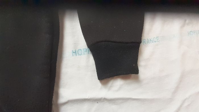 Sweet à capuche noir melotonné avec motifs multicolores - photo numéro 5