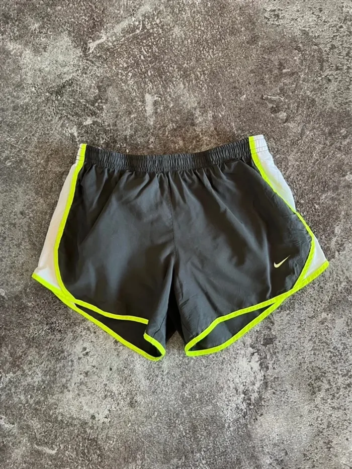 Short sport gris femme Nike taille XS Pantalón corto deportivo mujer Pantaloncino donna Damen