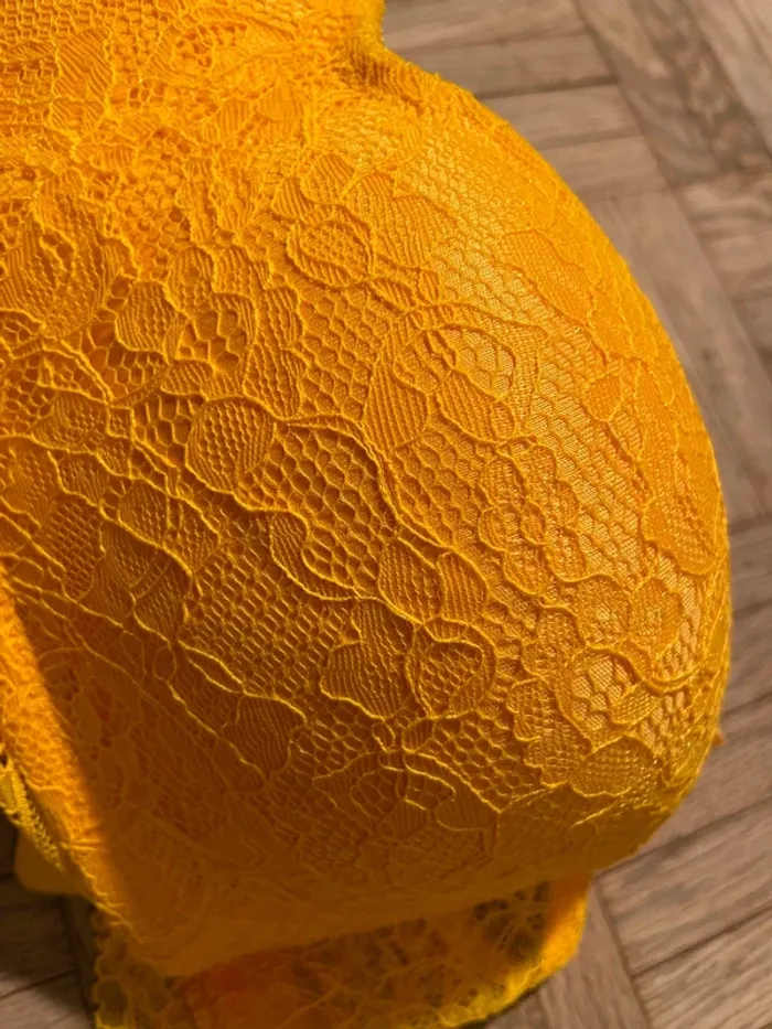 Soutien-gorge jaune sans bretelles 🔥 - photo numéro 3