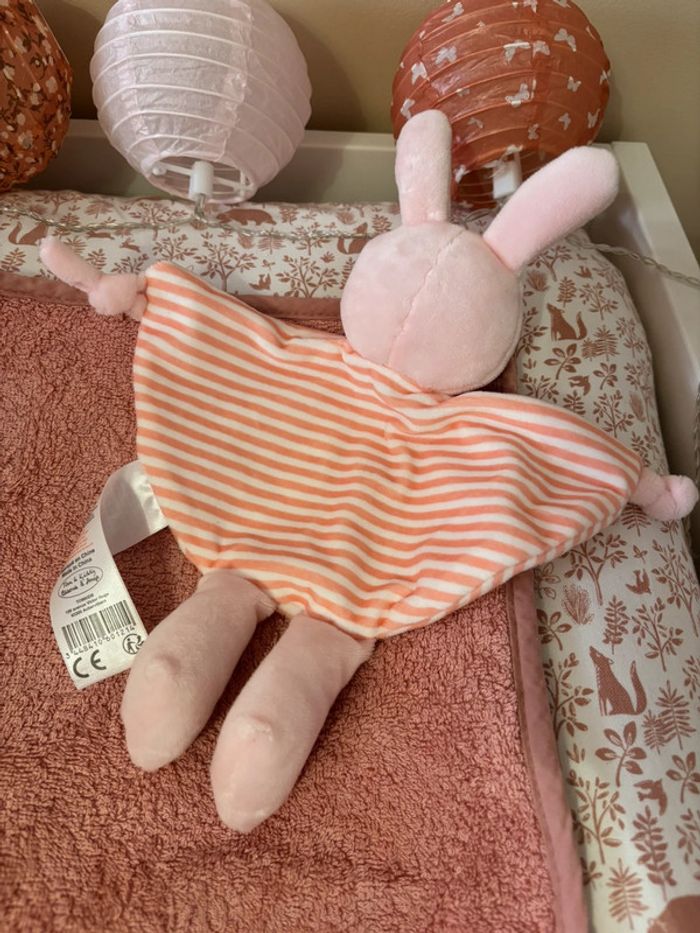 Doudou lapin rose avec grelot - photo numéro 2
