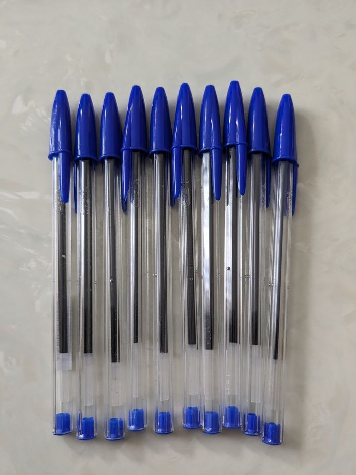 Lot de 10 stylos Bic bleus.