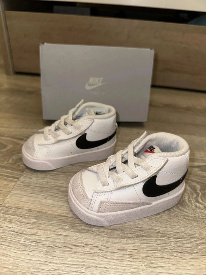 Basket montante Nike T18,5 neuve - photo numéro 9