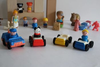 Lot de 4 véhicules Fisher Price avec 3 personnages