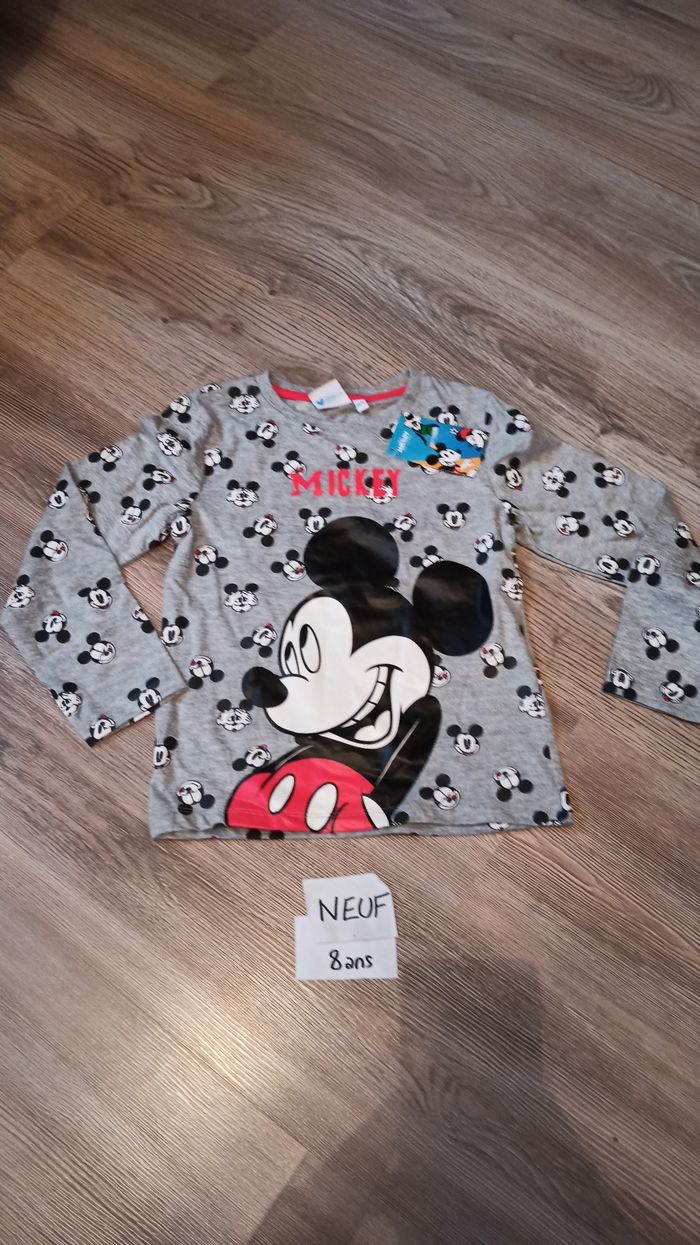 T-shirt neuf Mickey 8 ans