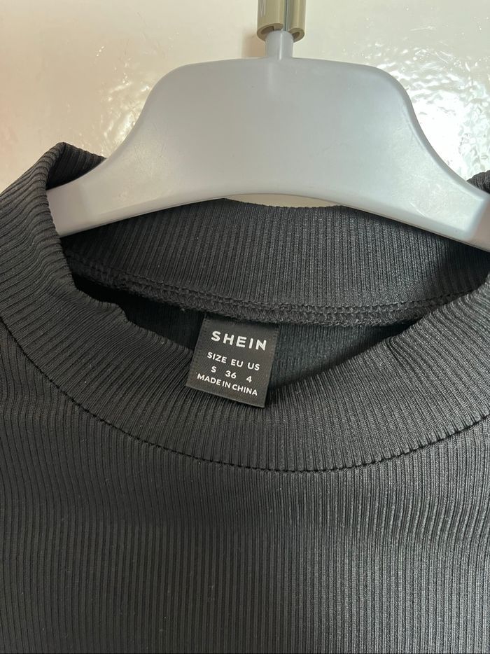 Tee shirt noir à dentelle épaulettes - photo numéro 2