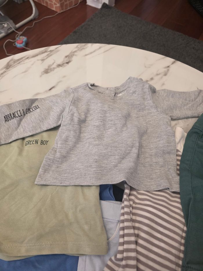 Pantalon et t-shirt - photo numéro 5