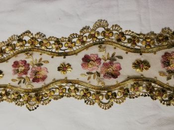 lot 18 - large ruban voile brodé