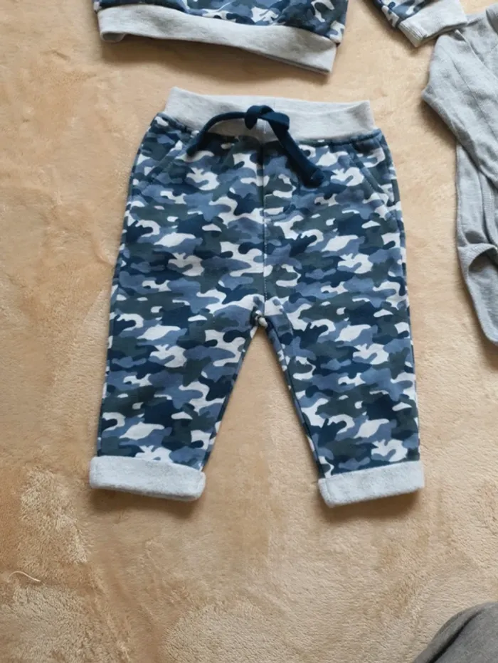 6/9 mois lot jogging camouflage - photo numéro 9