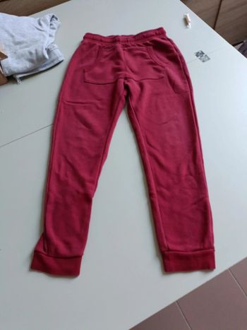 Jogging Bordeau rouge Kiabi taille 10 ans