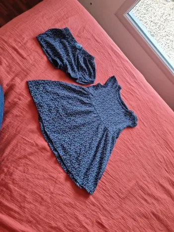 Ensemble robe short bleue fleurs fashion private company 24 mois très bon état