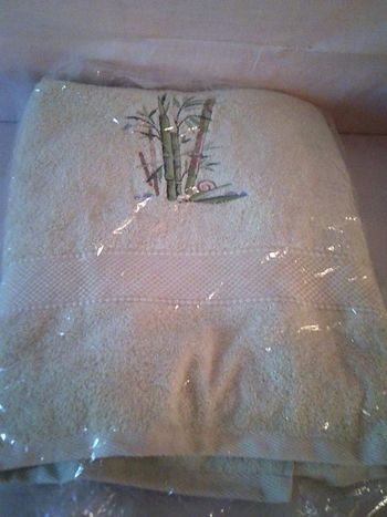 Drap de douche éponge vert clair brodé