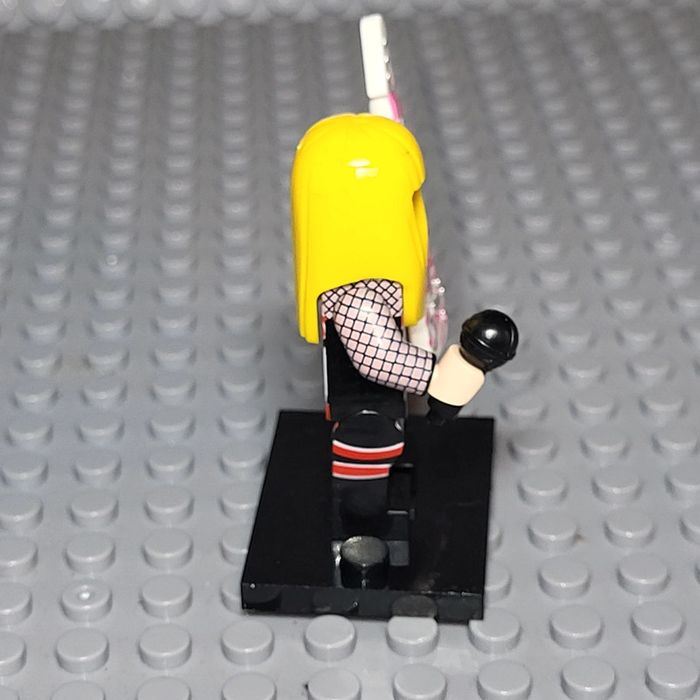Minifigure / Figurine 🎤 Chanteuse Taylor Swift 🎙 - photo numéro 4