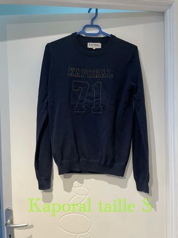 Pull à manches longues bleu marine col rond écriture orange Kaporal taille S