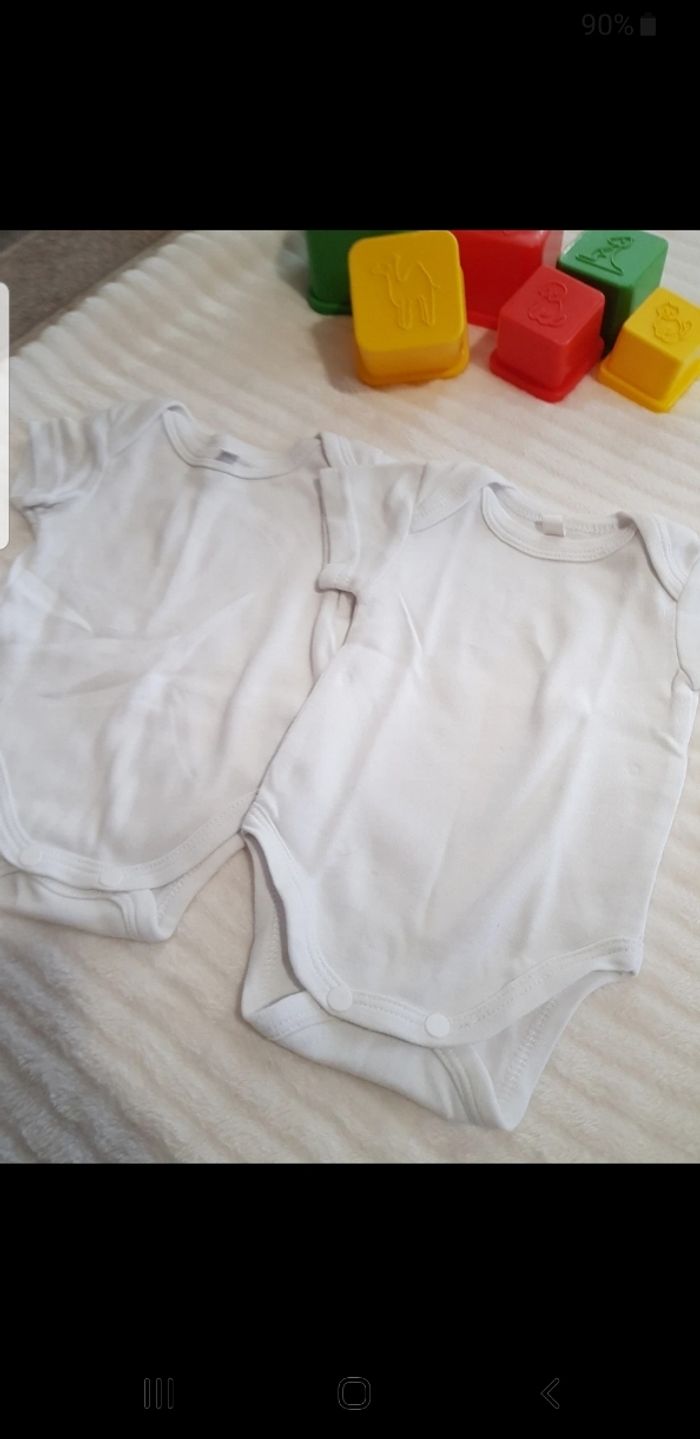 Lot de 2 bodies bébé taille 1 mois