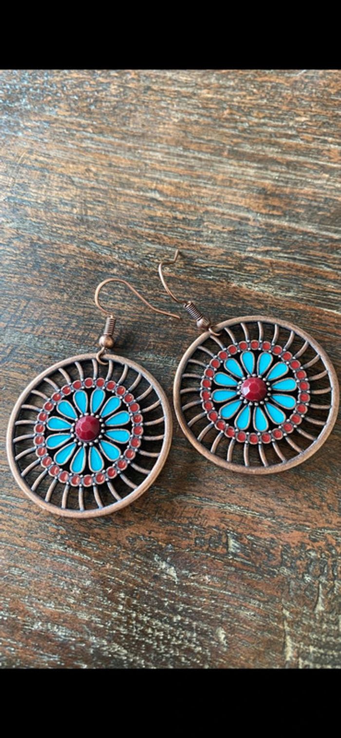 Magnifique paire de boucles d’oreilles avec fleurs colorées