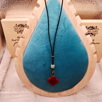 Collier cordon pierre naturelle fleur rouge – style bohème minimaliste 