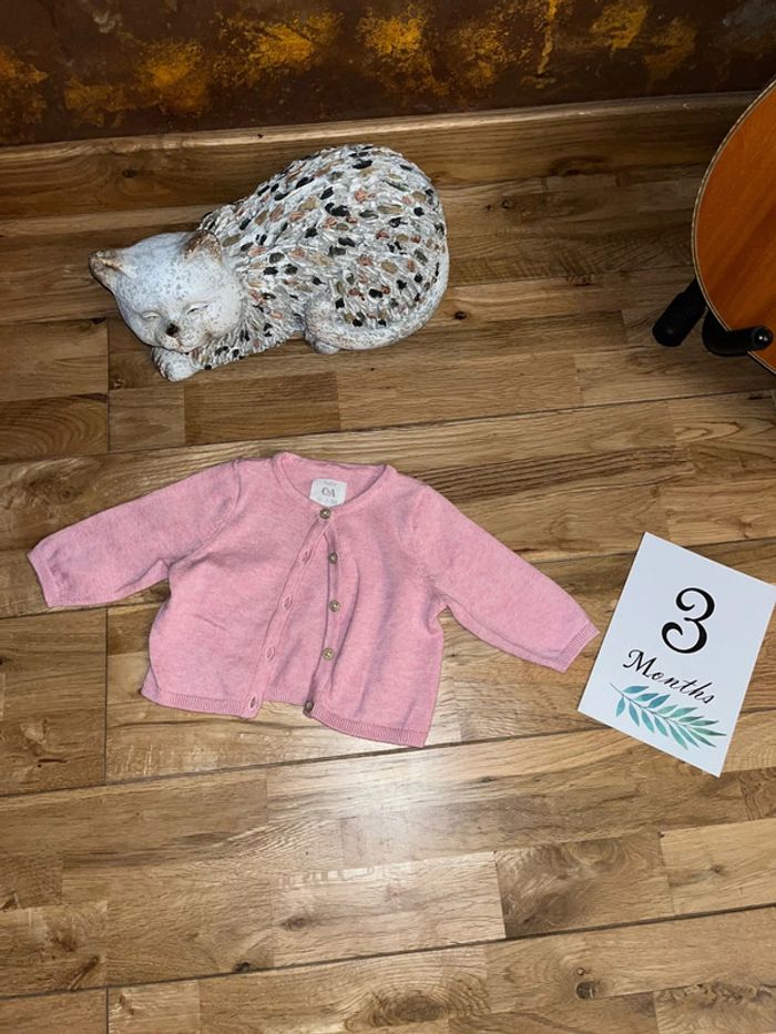 Gilet rose en coton c&a très bon état. 2-3mois/62cm