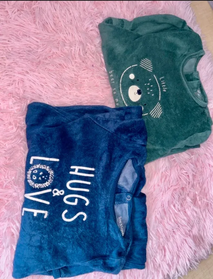 Deux pyjamas 24 mois