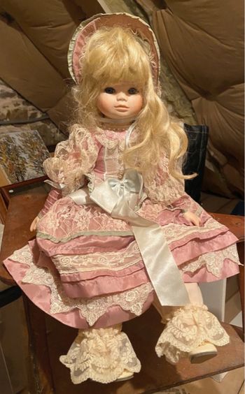 Poupée de collection en porcelaine Ophélie de Mundia