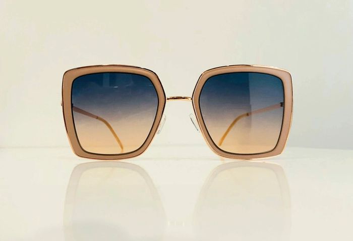 Lunette de soleil femme carrée contour beige et dorée verres dégradés UV protection catégorie 2 - photo numéro 2