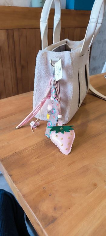 Grigri de sac porte clés fraise macaron rose