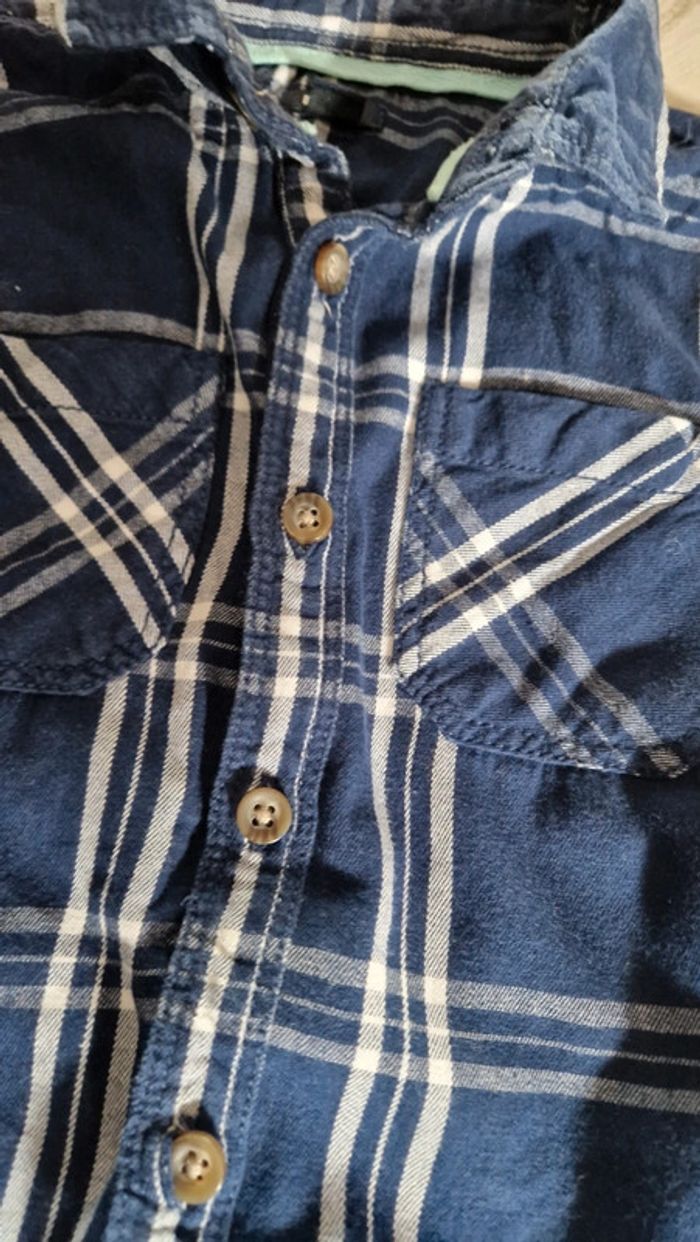 Chemise à carreaux bleu foncé et blanc Kiabi 🏔 4 ans - photo numéro 2