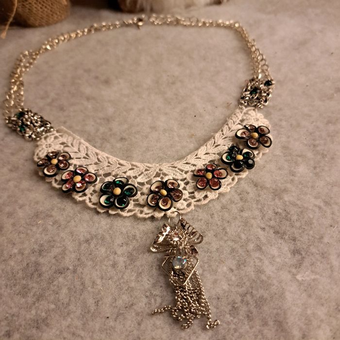 Collier plastron dentelle blanche et strass multicolore - photo numéro 7