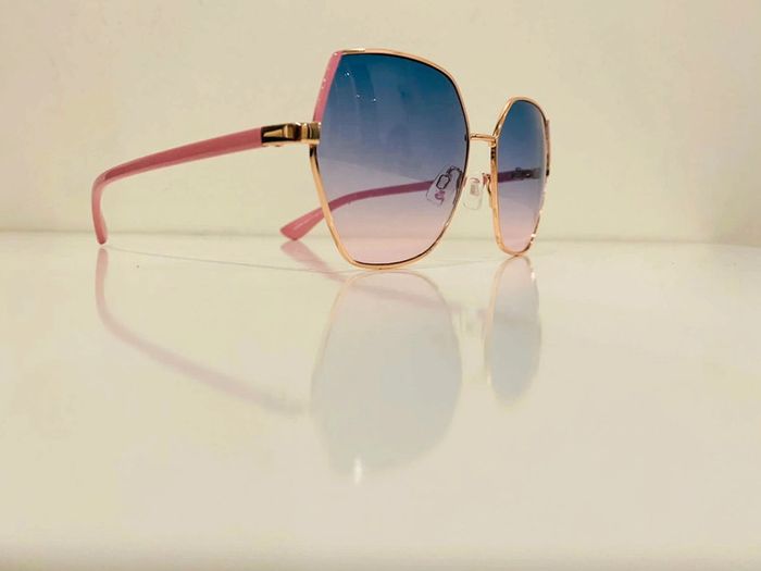 Lunette de soleil femme hexagonale rose et dorée verres bleus dégradés UV protection catégorie 1 - photo numéro 3
