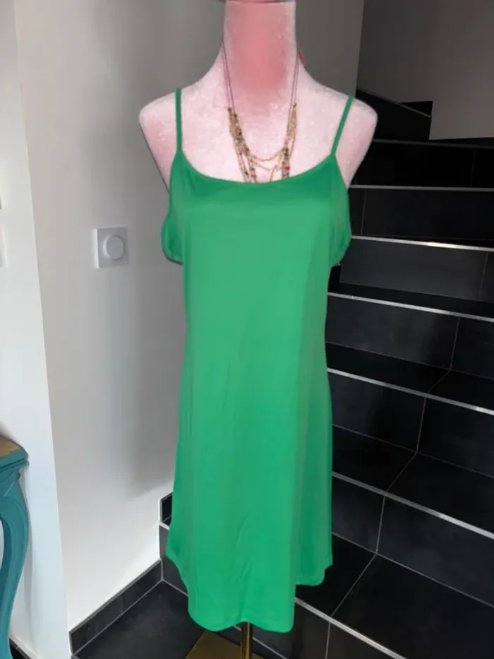 Robe 👗 bretelles t L verte fluide