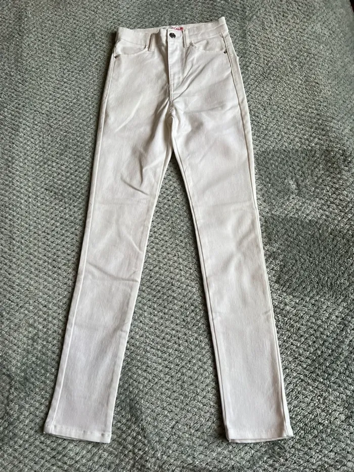 Jolie jean taille haute blanc de Jennyfer