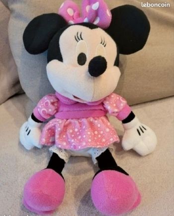 Peluche minnie rigole