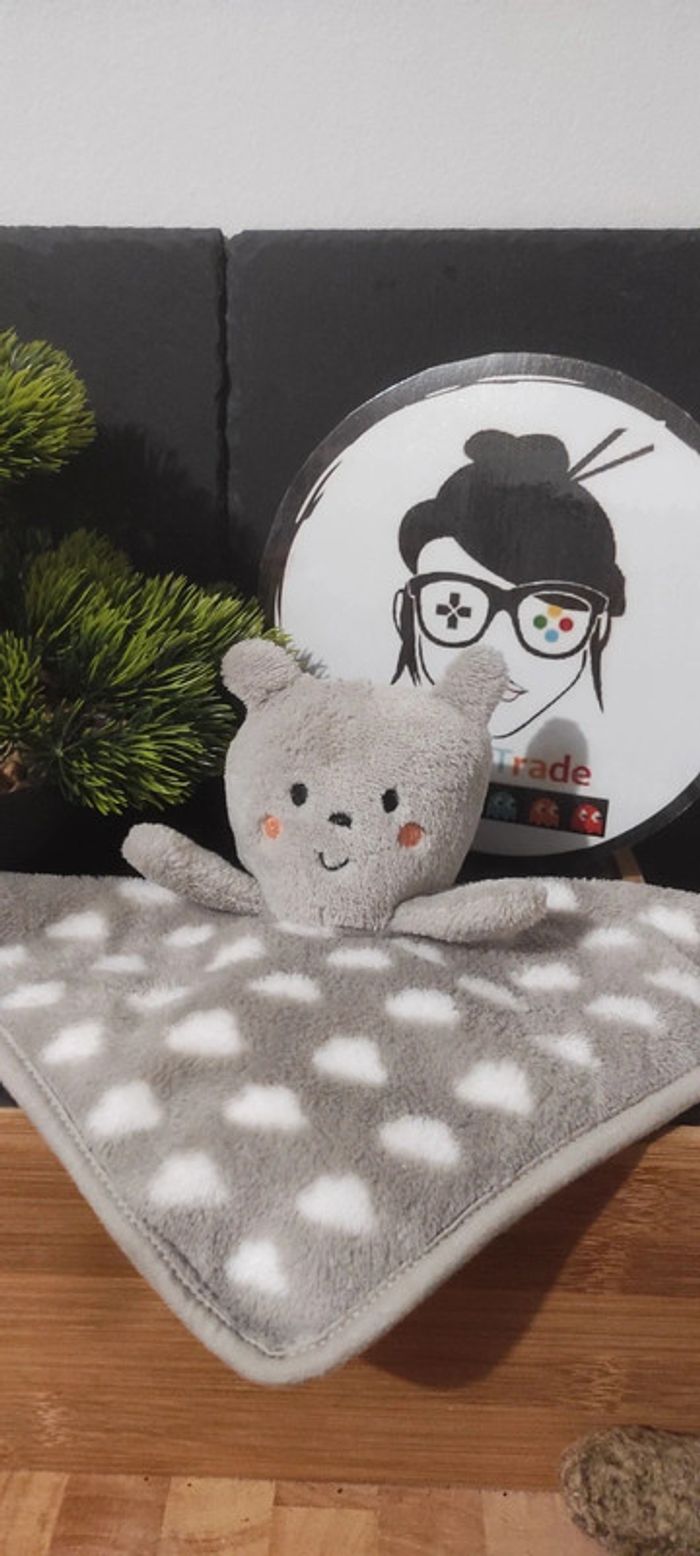 Doudou plat ours Orchestra gris nuage blanc Prémaman carré Polaire Joue Rose