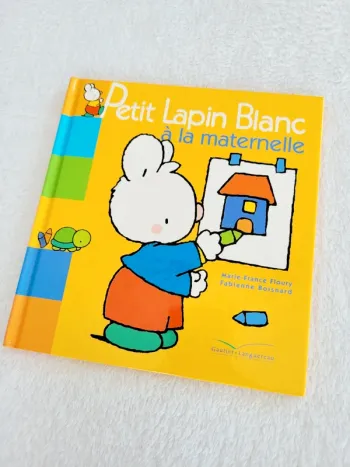 Petit lapin blanc à la maternelle