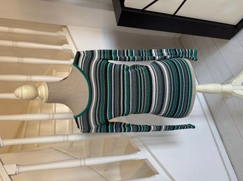 Pull rayé brillant vert noir et bleu marine