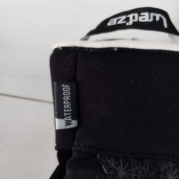 Paire de gants noire et blanche - photo numéro 3