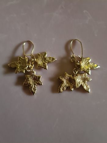 Boucles d'oreilles. Berceuse. Feuilles Doré. 4 cm