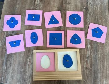 Plateau et formes à dessins Montessori