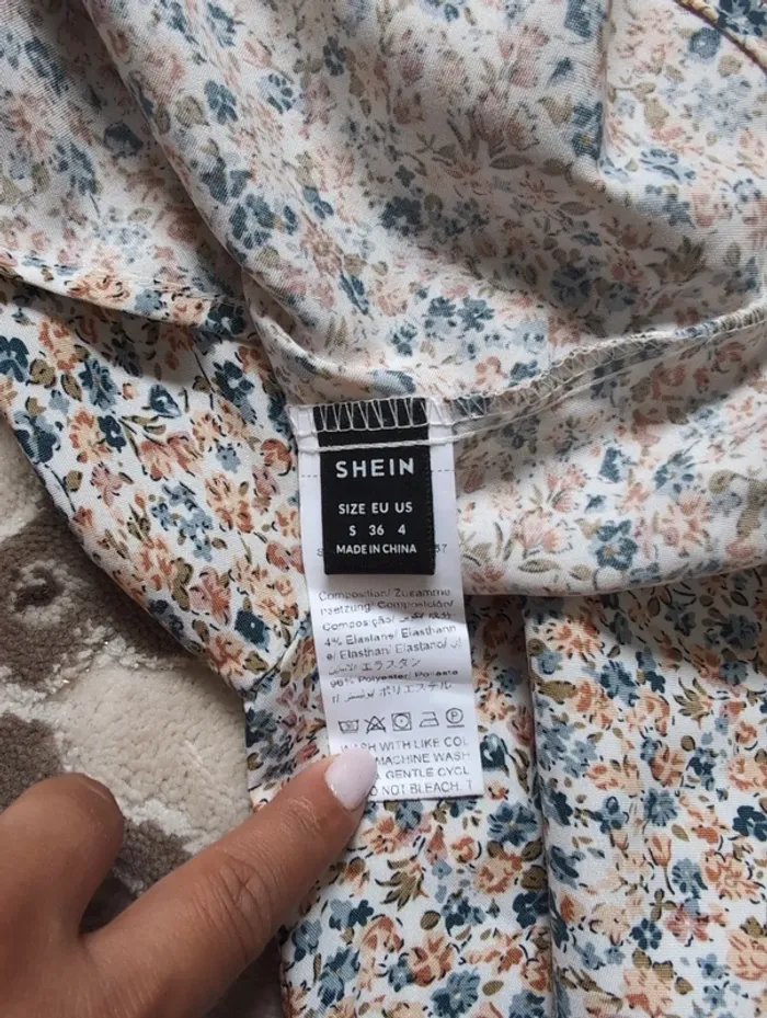 Blouse à imprimé floral avec manche bouffante et dos en dentelle - photo numéro 3