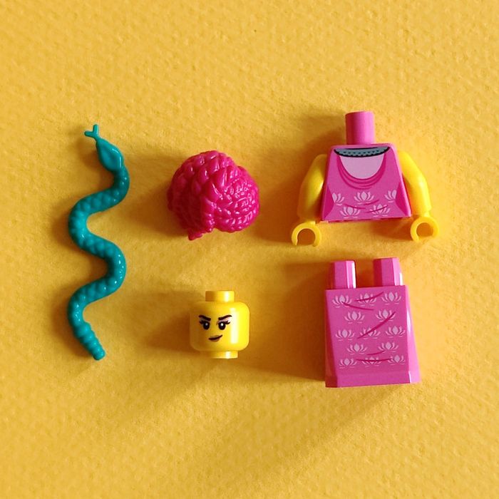 Femme en robe de St-Valentin LEGO 💜 - Excellent état 🌟 - Envoi rapide🚚💨 - photo numéro 4