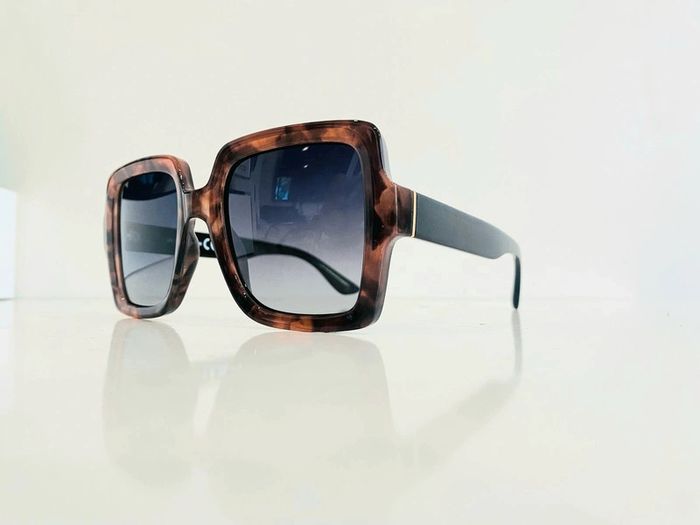 Lunette de soleil femme Polarisée carrée façade marron léopard bras noirs UV protection catégorie 3