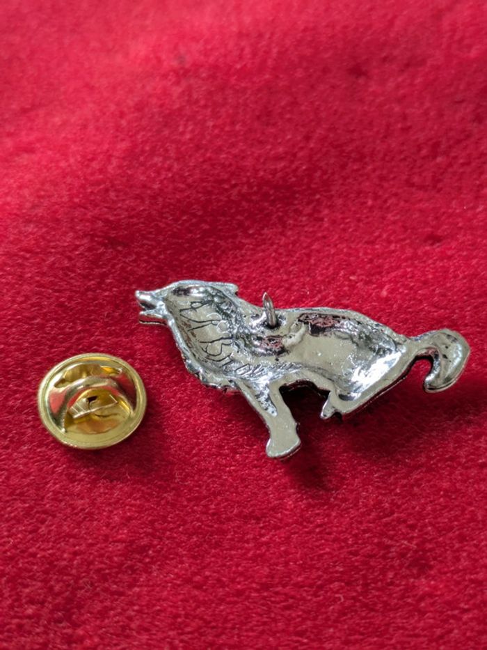 Pin's Loup 🐺 en étain signé Brown - photo numéro 2