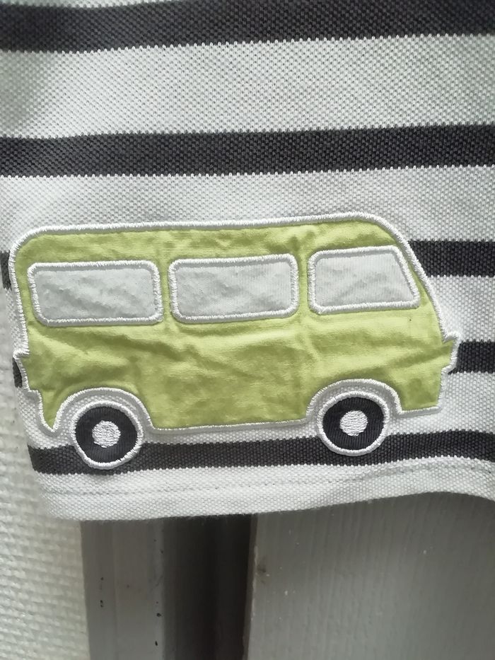 Vends polo garçon blanc rayé gris et vert avec motif sur le devant - photo numéro 2