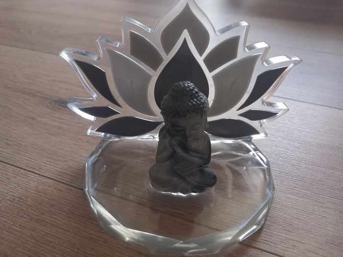 Statue bouddha avec fleur de lotus en résine - photo numéro 1