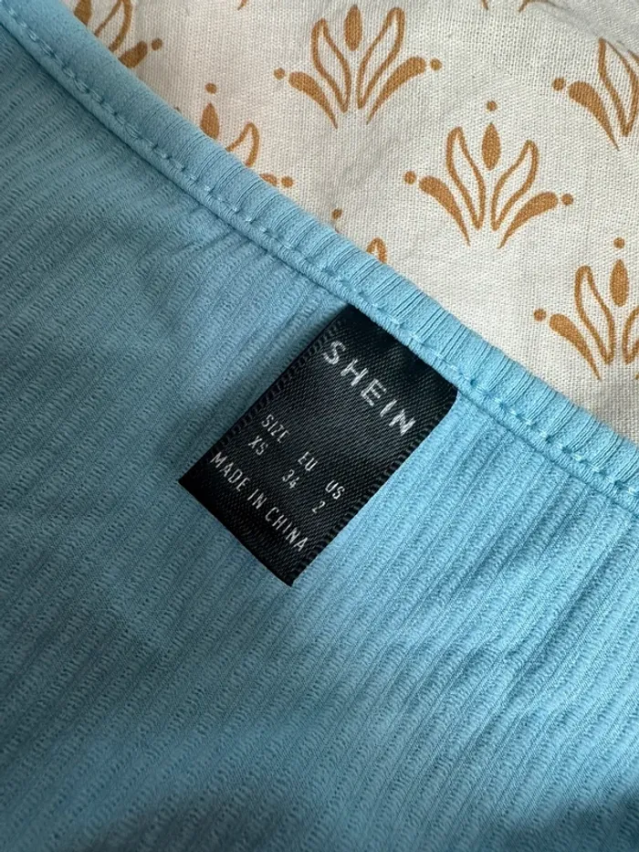 Crop top bleu Shein XS - tendance été, très bon état - photo numéro 4